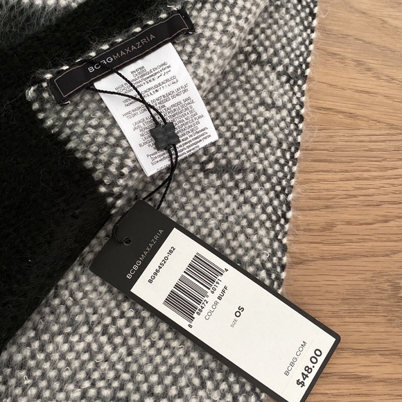 BCBG MaxAzria Women’s Colour Block Scarf Shawl Wrap. Buff. One Size. NWT. - Picture 4 of 5